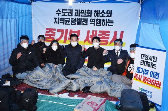 더불어민주당 대전시당이 정부세종청사 앞에 천막당사를 설치하고 농성하고 있다. 프리랜서 김성태