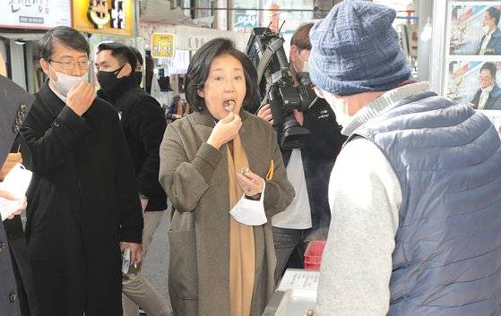 박영선 중소벤처기업부 장관이 14일 서울 노원구 소재 공릉 도깨비시장을 방문해 코로나19로 어려움을 겪고 있는 상인을 위로하고 있다. 뉴스1