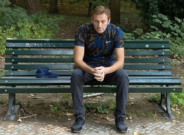 독극물에 중독됐던 러시아 야권운동가 알렉세이 나발니가 지난 9월 독일 베를린 시내의 모처에 있는 벤치에 앉아있는 자신의 사진을 인스타그램을 통해 공개했다. /사진=EPA