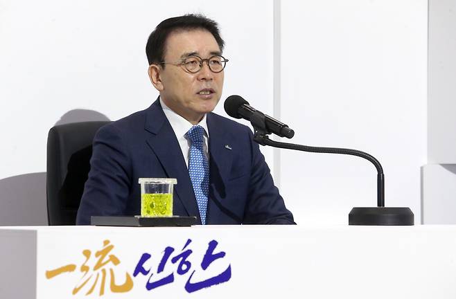 Shinhan Financial Group Chairman Cho Yong-byoung speaks at the New Year kickoff speech in January. (Shinhan Financial Group)