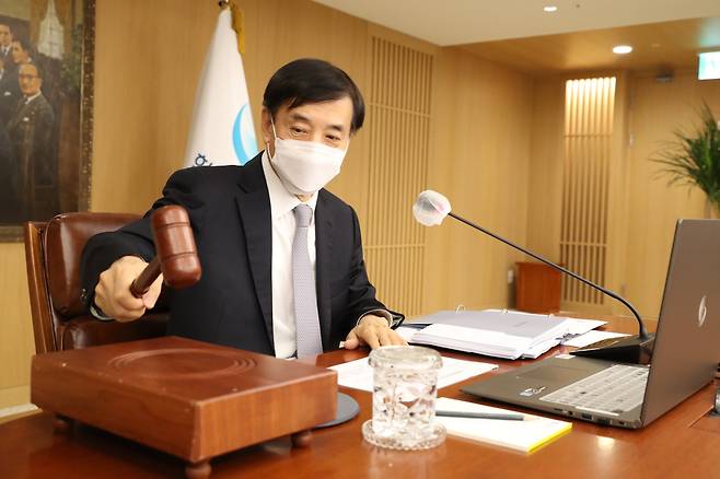 Bank of Korea Gov. Lee Ju-yeol bangs the gavel at the Monetary Policy Board meeting at the bank’s main building on Friday. (Yonhap)