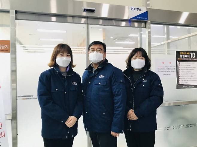 ▲ 폭설과 한파에 길을 잃고 헤매던 행려자의 가족을 찾아준 완주군 상관면 맞춤형복지팀 김지영 주무관(왼쪽), 박기완 팀장, 전은경 직원(오른쪽)