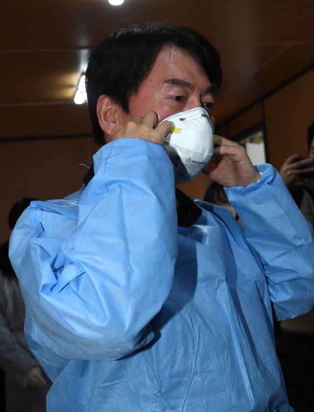 국민의당 안철수 대표가 15일 서울광장에 마련된 임시 선별검사소에서 의료 자원봉사에 나서 마스크를 쓰고 있다. 연합뉴스
