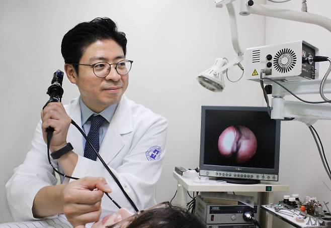 노원을지대병원 이비인후과 김호찬 교수가 코내시경을 통해 축농증 환자를 진료하고 있다.