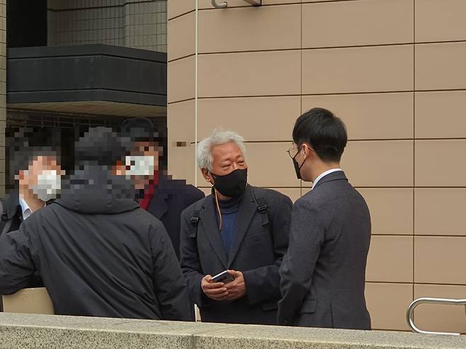 위안부 피해자와 정대협에 대한 명예훼손혐의로 기소된 류석춘 전 연세대학교 사회학과 교수가 15일 오전 서울서부지법에서 열린 첫 재판을 마치고 변호인 등과 이야기를 나누고 있다. /사진=정경훈 기자