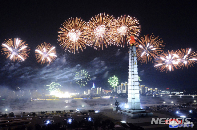 [평양=AP/뉴시스]북한 조선중앙통신이 제공한 사진에 14일 평양 김일성 광장에서 제8차 당대회 기념 야간 열병식을 마치고 불꽃놀이가 열리고 있다. 2021.01.15.