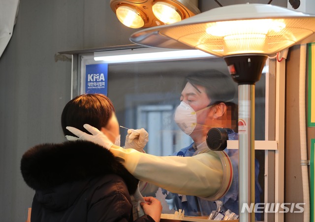 안철수 국민의당 대표가 15일 서울 중구 서울광장에 마련된 임시 선별검사소에서 검체를 채취하는 의료자원봉사를 하고 있다/사진=뉴시스