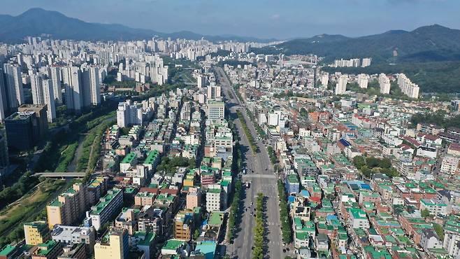 월곶∼판교선이 통과하게 될 안양 관악대로의 가공선로 지중화 사업이 추진된다. 사진은 관악대로 전경. / 사진제공=안양시