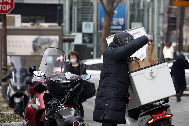 배달플랫폼 시장이 커지면서 오토바이 수요가 함께 늘어나고 있다. 하지만 시장 수요가 늘어남에도 국내 업체들은 수입업체들에 시장에서 밀리며 소외되고 있다는 지적이 나온다. 사진은 기사 내용과 무관. /사진=뉴스1 이승배 기자
