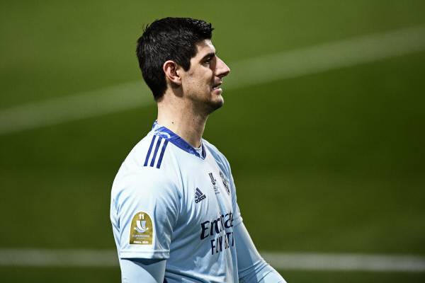 레알 마드리드의 골키퍼 티보 쿠르투아가 15일 오전(한국시간) 스페인 말라가의 에스타디오 라 로살레다에서 열린 수페르코파 데 에스파냐 4강전에서 패배한 후 허탈한 표정을 짓고 있다. AP뉴시스