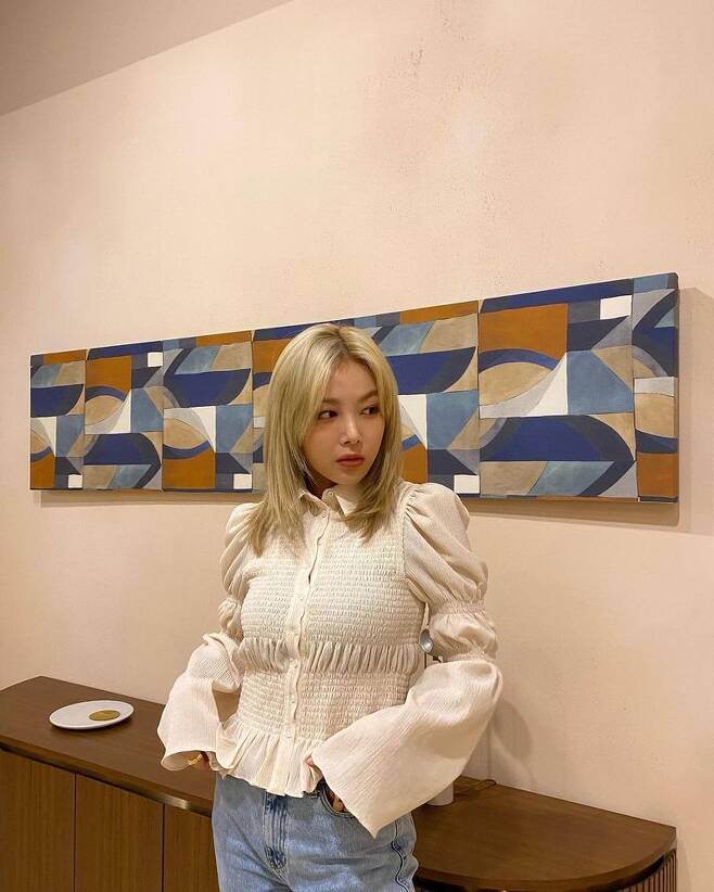 Singer and actor Yubin also showed off her beautiful looks on blondes.Yubin posted a picture on his instagram on January 15 with the phrase Fum Fum PERFUME.In the photo, Yubin poses in a blouse, which boasted a deep features and high nose from a distance.Yubin released Perfume (PERFUME) on Thursday