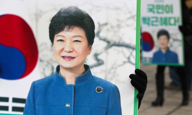 14일 오전 서울 서초구 대법원 앞에서 박근혜 전 대통령 지지자들이 박 전 대통령의 석방을 촉구하고 있다. 뉴스1