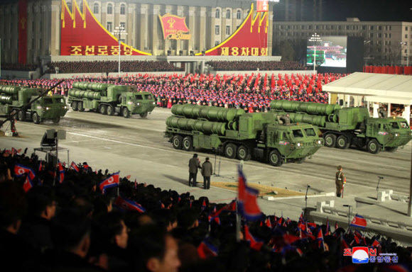 14일 북한 평양에서 당 제8차 대회 기념 열병식이 열렸다고 조선중앙통신이 15일 보도했다. 사진은 열병식에 등장한 지대지 순항미사일 추정 무기. 조선중앙통신 홈페이지 캡처