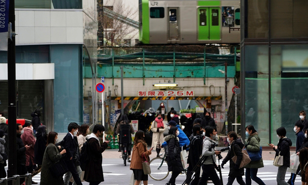 지난 6일 일본 수도 도쿄 시부야 거리를 신종 코로나바이러스 감염증(코로나19) 감염 예방을 위해 마스크를 착용한 시민들이 걷고 있다. 도쿄=AP 뉴시스