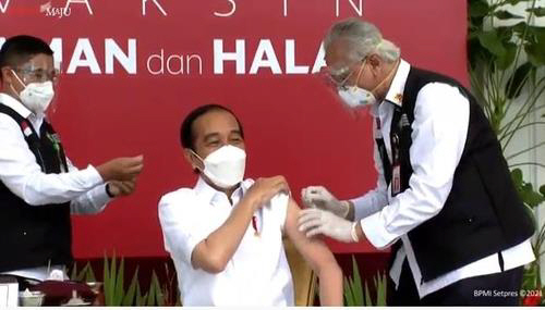 13일 조코위(가운데) 인도네시아 대통령이 중국 시노백 백신을 접종하고 있다./유튜브 캡처