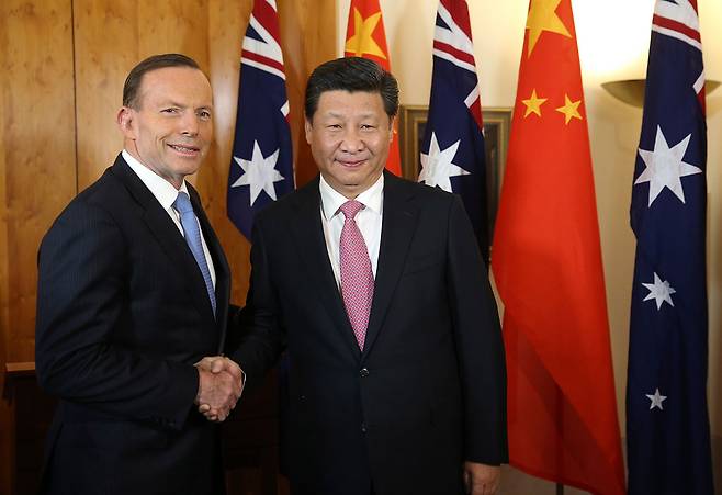 ⓒAP Photo2014년 11월17일 오스트레일리아에서 열린 G20 정상회의를 마친 시진핑 주석이 토니 애벗 총리와 악수하고 있다.