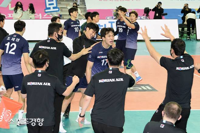 대한항공 라이트 임동혁이 15일 인천 계양체육관에서 열린 KB손해보험과의 경기에서 득점한 후 환호하고 있다. KOVO 제공