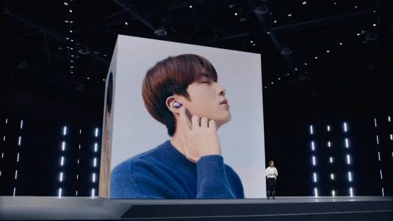 방탄소년단 진, 갤럭시 버즈 프로로 완성한 분위기 남신의 '명품 옆선'.."눈만 감았을 뿐인데"