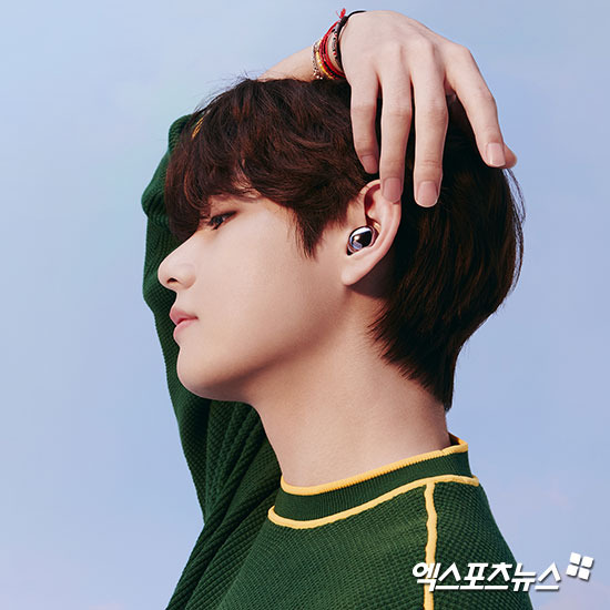 A photo of the latest product picture of the Samsung Lions Samsung Galaxy A10 of BTS (BTS) V (V) has been released.On the 15th, Samsung Lions Mobile official SNS released a picture of V wearing the Samsung Galaxy A10 The Byrds Pro, along with the article If you want to see that beautiful again.In the photo, V borrows the product to his ear and shows a sexy face with a side line.Samsung Mobile Display.Co., LTD. released a new picture on the same day through SNS with the article BTS V, Samsung Galaxy A10S21 tells everything.In the picture photo, V is wearing a black jacket and posing with a silver color product.The SNS article with V was retweeted 90,000 and 80,000 times, respectively, and attracted great attention.One netizen caught the eye by placing emoticons and two pictorials, which are divided into light blue and black, daytime mode and night mode, and calling them Tae Mode.Meanwhile, Samsung Lions Electronics unveiled Samsung Galaxy A10 Unpack 2021 event online on the 15th, and released Samsung Galaxy A10 The Byrds Pro, a next-generation strategic smartphone Samsung Galaxy A10S21 and a wireless earphone.At the event, BTS members appeared on the product introduction presentation screen of Samsung Galaxy A10S21 and Samsung Galaxy A10 The Byrds Pro.