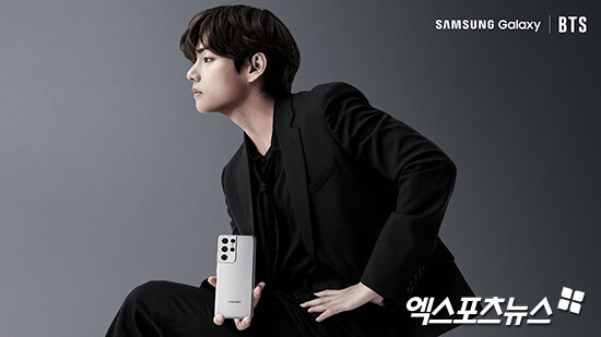 A photo of the latest product picture of the Samsung Lions Samsung Galaxy A10 of BTS (BTS) V (V) has been released.On the 15th, Samsung Lions Mobile official SNS released a picture of V wearing the Samsung Galaxy A10 The Byrds Pro, along with the article If you want to see that beautiful again.In the photo, V borrows the product to his ear and shows a sexy face with a side line.Samsung Mobile Display.Co., LTD. released a new picture on the same day through SNS with the article BTS V, Samsung Galaxy A10S21 tells everything.In the picture photo, V is wearing a black jacket and posing with a silver color product.The SNS article with V was retweeted 90,000 and 80,000 times, respectively, and attracted great attention.One netizen caught the eye by placing emoticons and two pictorials, which are divided into light blue and black, daytime mode and night mode, and calling them Tae Mode.Meanwhile, Samsung Lions Electronics unveiled Samsung Galaxy A10 Unpack 2021 event online on the 15th, and released Samsung Galaxy A10 The Byrds Pro, a next-generation strategic smartphone Samsung Galaxy A10S21 and a wireless earphone.At the event, BTS members appeared on the product introduction presentation screen of Samsung Galaxy A10S21 and Samsung Galaxy A10 The Byrds Pro.