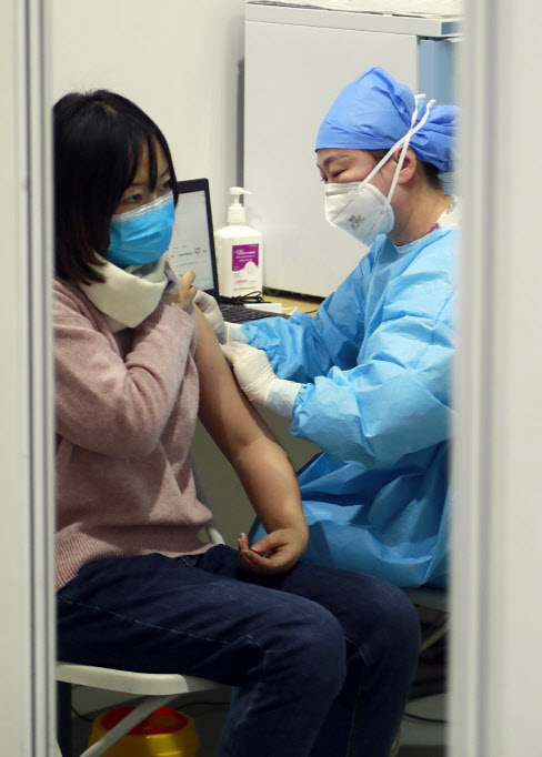 15일 중국 베이징 차오양구에서 신종 코로나바이러스 감염증(코로나19) 백신 접종이 이뤄지고 있다. (사진=연합뉴스)