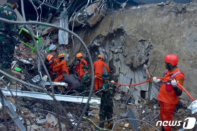 15일(현지시간) 오전 인도네시아 웨스트술라웨시섬에서 규모 6.2 강진이 발생했다. 당국은 건물 잔해에 깔린 실종자 수색·구조 작업을 진행 중이다.  © AFP=뉴스1