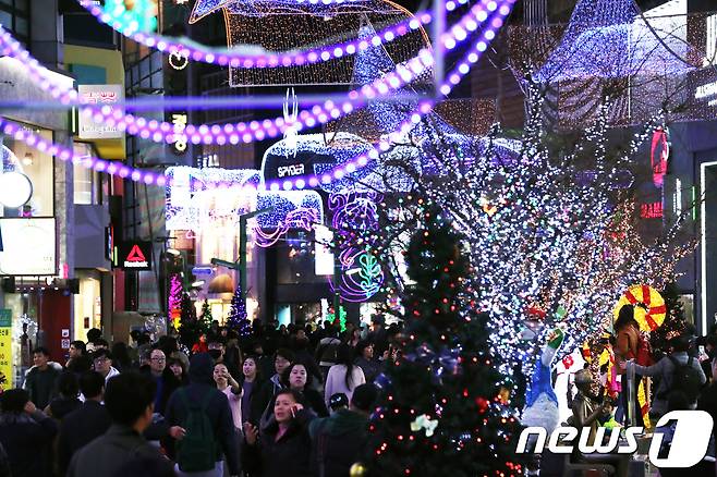 부산 남포동 광복로 일대에서 열린 '부산 크리스마스 트리 문화 축제'를 찾은 시민들이 트리를 보며 축제를 즐기고 있다. 2018.12.2/뉴스1 © News1 여주연 기자