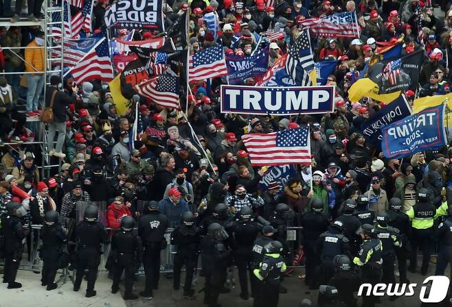 도널드 트럼프 미국 대통령을 지지하는 시위대가 워싱턴 의사당으로 몰려들고 있다. © AFP=뉴스1