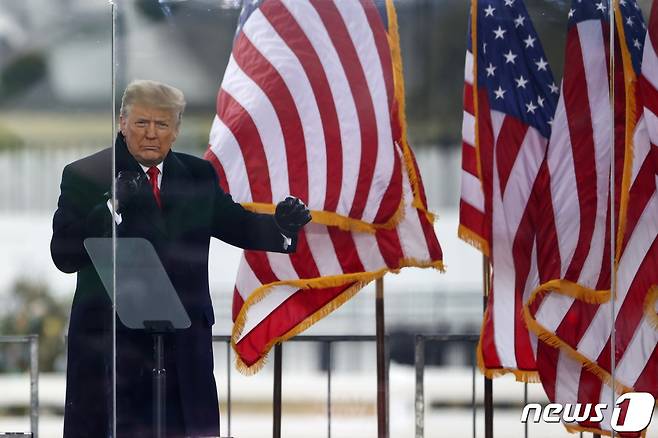 도널드 트럼프 미국 대통령이 6일(현지시간) 워싱턴 백악관 인근 엘립스 공원에서 열린 지지자들의 ‘도둑질을 멈추라’ 집회에 참석을 하고 있다. © AFP=뉴스1 © News1 우동명 기자