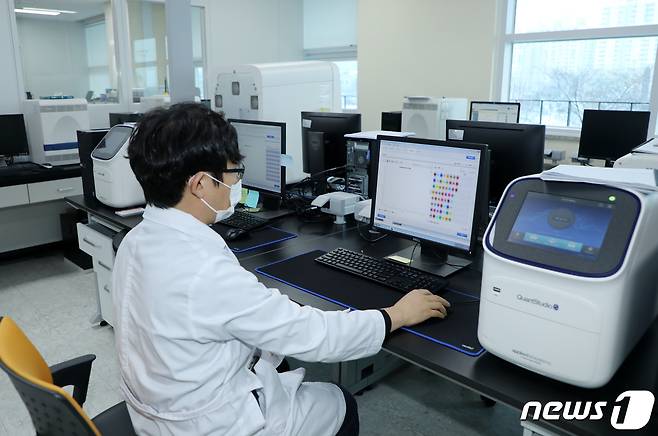4일 오후 광주 서구 유촌동 광주시보건환경연구원 한 전산실에서 연구원이 코로나19 최종 검사 결과를 확인하고 있다.2020.1.4/뉴스1 © News1 허단비 기자