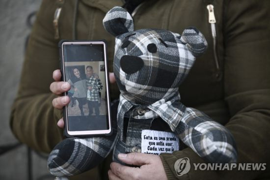 코로나19로 숨진 아버지의 셔츠로 만든 곰 인형. 사진출처 = 연합뉴스