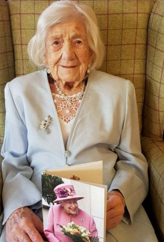 코로나19를 이겨내고 106살 생일을 맞은 영국 할머니. 사진출처 = 페이스북 캡처