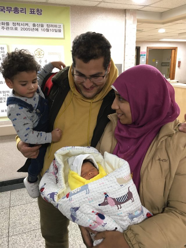 지난해 12월 법원 판결을 통해 난민 인정을 받은 알리(가명·3)네 가족. 아버지에게 안긴 알리가 동생인 마르와(가명·2)를 내려다보고 있다. 공익법센터 어필 제공