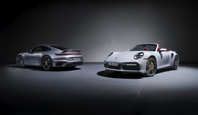 최근 출시된 포르쉐의 신형 911 터보 S 쿠페와 카브리올레 모델. 스포츠카의 대명사인 911 모델들도 4륜 구동을 채택하고 있다. 포르쉐코리아 제공