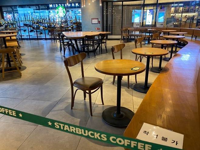 사회적거리두기 단계 상향으로 2일 서울 용산구에 위치한 스타벅스 매장 내 착석이 금지됐다. 고재원 기자 jawon1212@donga.com