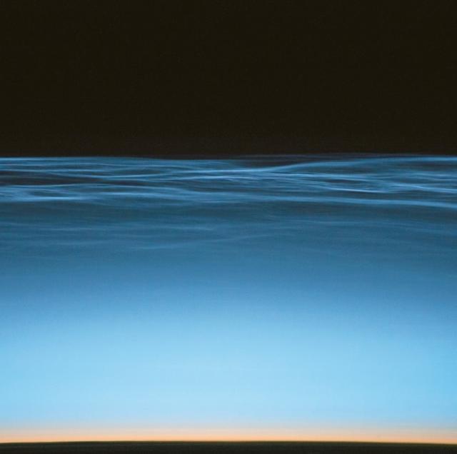 국제우주정거장에서 우주비행사 제프 윌리엄스가 촬영한 야광구름. 극지방 중간층 구름이라고도 불리는데, 구름 유형 중에서 가장 고도가 높다. 아래쪽에 그어져 있는 선이 대류권의 평균고도로, 우리에게 익숙한 구름은 이 고도 아래에서 생긴다.