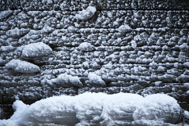얼음과 눈이 만들어낸 청계천 산책로 벽이 한 폭의 수채화 처럼 보인다.