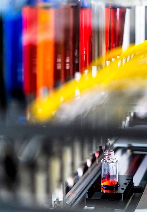 아모레퍼시픽의 AI기술 '컬러 테일러'가 고객의 피부톤을 분석해 어울리는 립틴트를 제조하고 있다. 사진 아모레퍼시픽