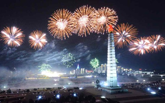 15일 북한 관영매체 노동신문은 전날 저녁 열병식이 끝난 뒤 북한 주민들은 김일성광장과 대동강반(강변)에 모여 경축의 밤을 즐겼다고 전했다. [사진 뉴스1]