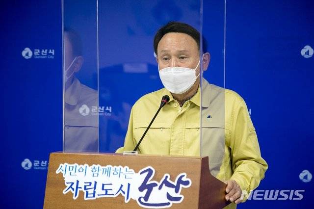 코로나19 확진자 발생과 관련해 브리핑하는 강임준 군산시장