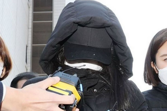 양모 장모씨가 지난 11월 서울 양천구 남부지법에서 구속 전 피의자 심문(영장실질심사)을 받은 뒤 호송차로 향하고 있다. 연합뉴스