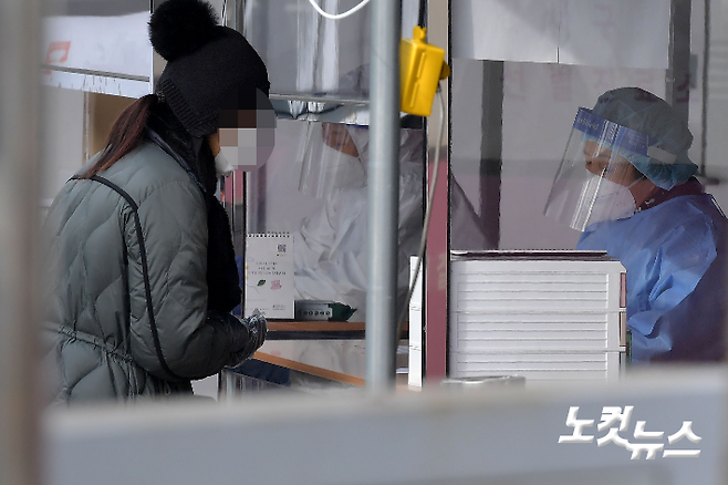 선별진료소를 찾은 시민들이 검사를 받기 위해 줄을 서 있다. 박종민 기자