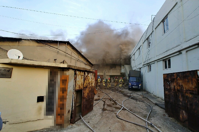 16일 오후 4시 24분쯤 부산 사상구 주례동 공장에서 화재발생. 부산경찰청 제공
