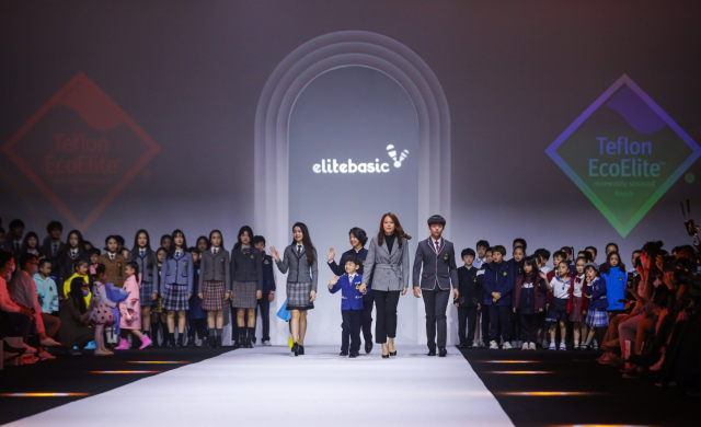 형지엘리트 모델들이 중국 상하이 패션위크 2021 S/S KIDS WEAR 무대에서 피날레를 장식하고 있다. /사진제공=형지엘리트