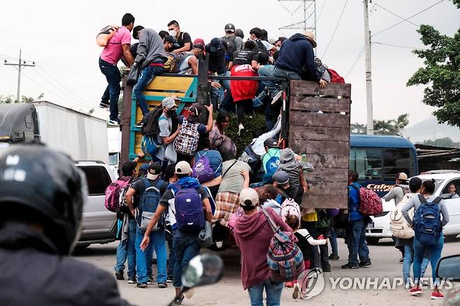 미국까지 가기 위해 트럭 올라탄 온두라스 이민자들 [로이터=연합뉴스]