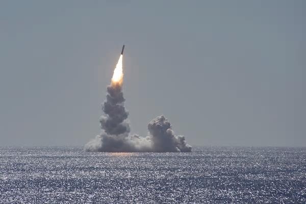 오하이오급 핵잠수함서 발사되는 '트라이던트-2 D5' [미 해군 홈피 캡처. 재판매 및 DB 금지]