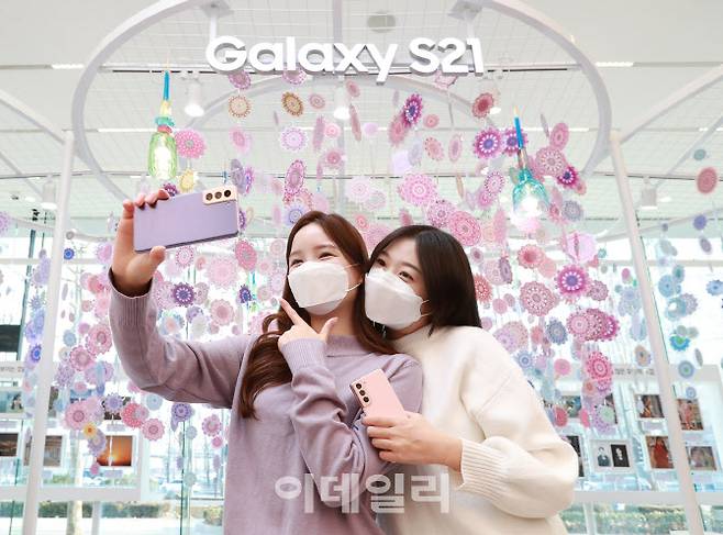 서울 강남구 삼성 디지털프라자 삼성대치점에서 소비자들이 갤럭시S21로 셀피를 촬영하고 있다. (사진= 삼성전자)