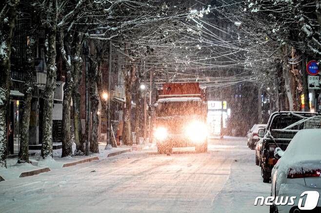 6일 오후 곳곳에 한파와 대설 특보가 발효된 가운데 서울 마포구 홍대입구역 인근에 눈이 쌓이고 있다. 제설차량이 이면도로 눈을 치우며 염화칼슘을 뿌리고 있다. 2020.1.6/뉴스1 ? News1 황덕현 기자
