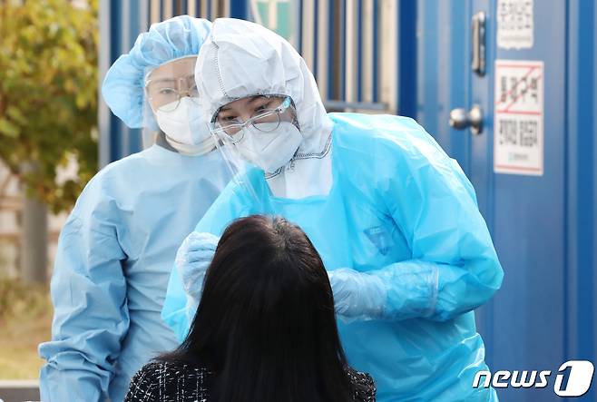 충남 천안 동남구보건소 선별진료소에서 시민들이 검사를 받고 있다. © News1 김기태 기자