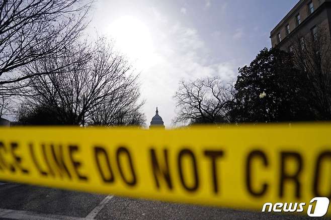 16일(현지시간) 미국 워싱턴 DC에서 경찰이 설치한 출입금지선 뒤로 연방의회사당이 보인다. © AFP=뉴스1